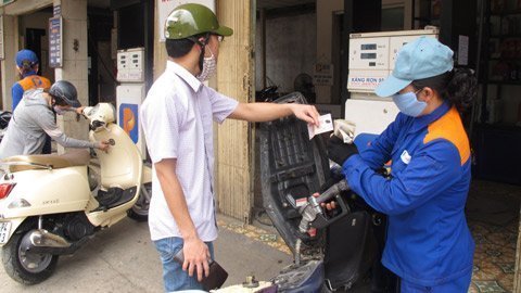 Cân nhắc tăng giá xăng thêm 900 đồng