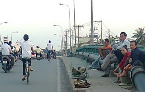 Dân phố đua nhau săn thực phẩm quê ở dọc đường