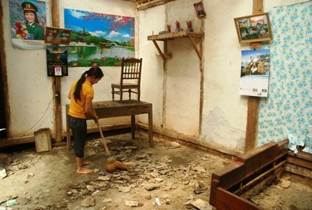 Nóng trong ngày: Mưa đá 'khủng', thủng mái nhà