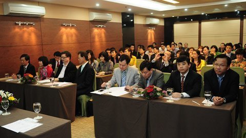 Ngân hàng hoãn ĐHCĐ: Kẻ lợi người lo