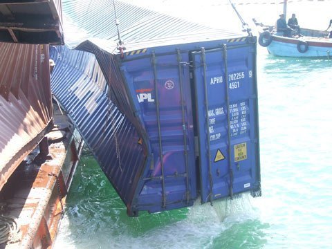 Đã trục vớt 17 container từ xác tàu Trường Hải Star