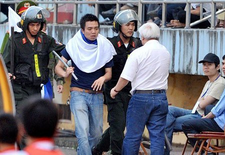 Bầu Kiên không xin tha cho CĐV Hà Nội