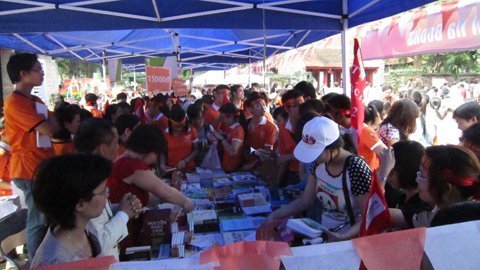 Ông giám đốc đi tiếp thị sách
