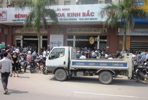 Thai phụ tử vong, người nhà mang quan tài đến viện