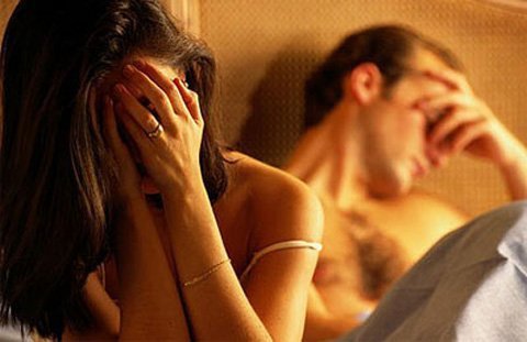 Chồng đứng trân trân nhìn vợ ân ái với... ma