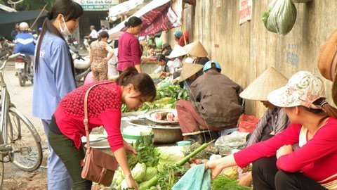 Xăng đè lương: Dân lại lo tăng giá