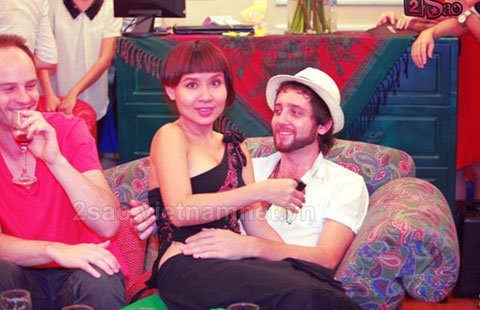 Mai Khôi hôn bạn trai giữa chốn đông người