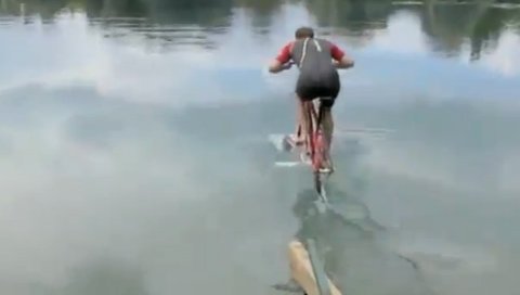 Kì lạ đi xe đạp trên mặt nước