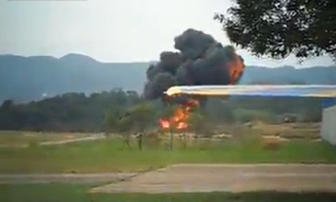 Máy bay bốc cháy tại phi trường