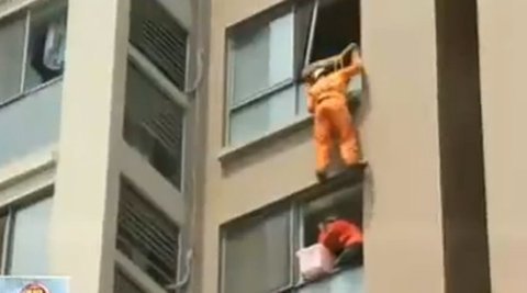 Giải cứu một phụ nữ định nhảy lầu