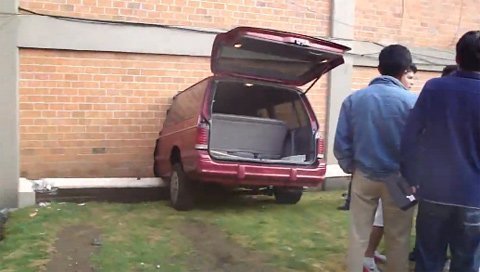 Sinh viên lái ô tô đâm xuyên tường nhà trường