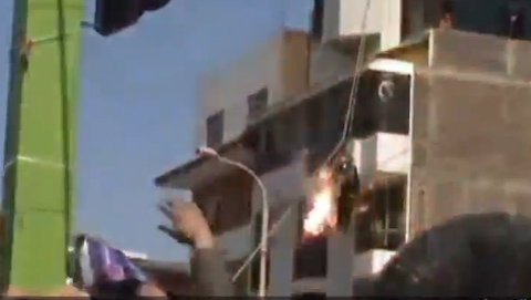 Nữ cảnh sát Peru bị dính điện cao thế khi diễn tập