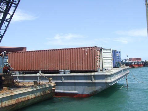 Trục vớt xong 41 container tàu Trường Hải Star