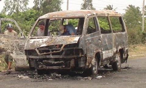 Xe khách 12 chỗ cháy ngùn ngụt giữa đường