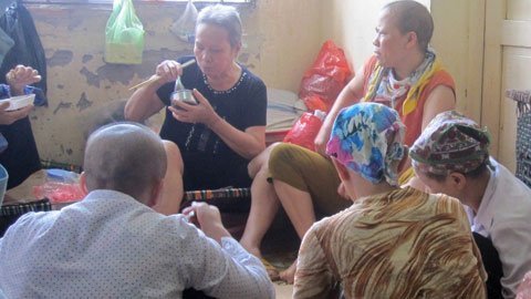 Nụ cười những phụ nữ phải sống bằng mọi giá