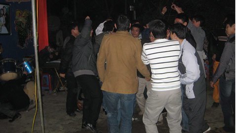Sàn nhảy ở đám cưới quê mới là... mốt!