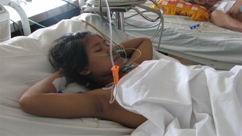 Mẹ nghèo đang nguy kịch, con khát sữa