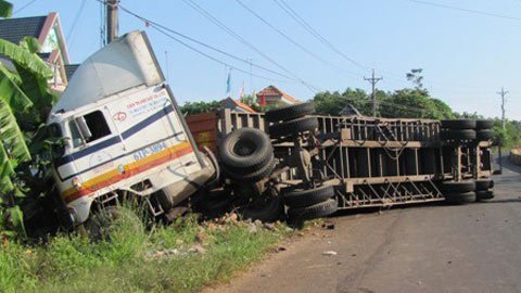 Xe container lật ngang, hai cha con tử nạn