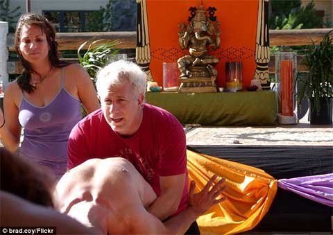 Lật tẩy vụ bê bối chấn động thế giới Yoga