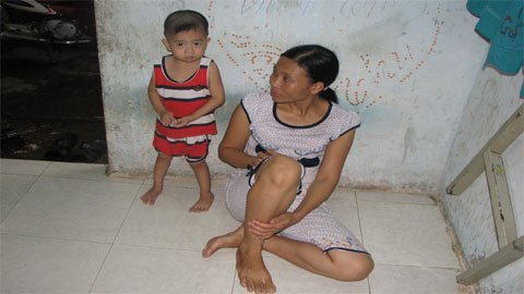 Con thoi thóp chờ cha kiếm cắc bạc về mổ tim