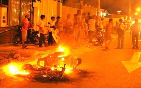 Xe Attila cháy rừng rực giữa phố