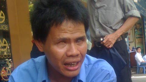 Chàng khiếm thị chống gậy tìm người yêu giữa Hà Nội