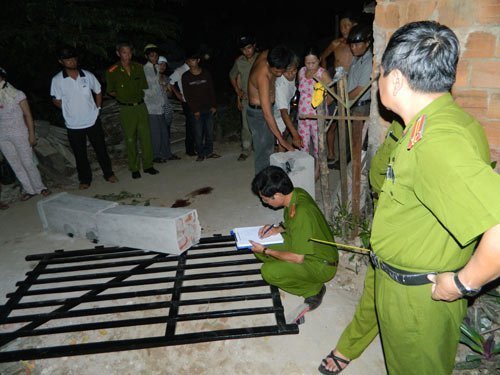 Ngã trụ bê tông 3 cháu bé thương vong