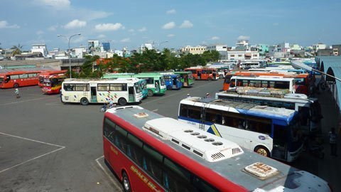 Giá vé dịp lễ 30/4 tăng cao, dân 'méo mặt'