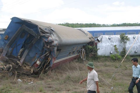 Lật tàu khách, nỗ lực thông đường trong đổ nát