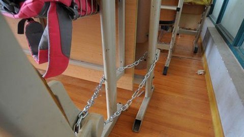 Hình ảnh hiếm về 'cuộc chiến chỗ ngồi' của SV Trung Quốc