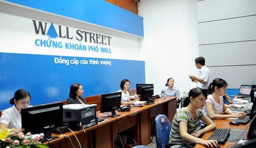 Tiền vào ồ ạt, chứng khoán còn tăng mạnh