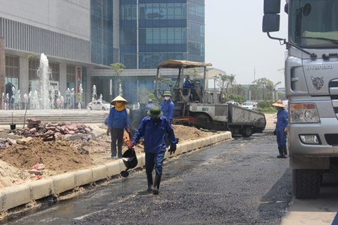 Oằn mình thi công trên công trường nắng rát