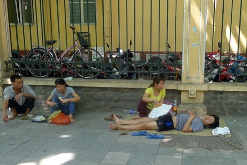 Người Hà Nội ngộp thở trốn nắng đầu mùa