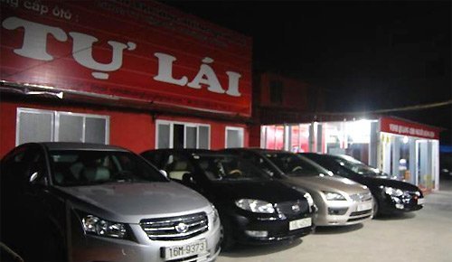 Ôtô cho thuê nằm phơi nắng chờ khách