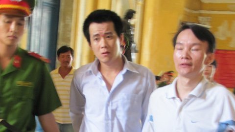 “Phi công trẻ” dùng xăng đốt người tình