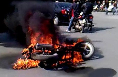 Vạch trần thủ đoạn làm xăng rởm gây cháy nổ xe