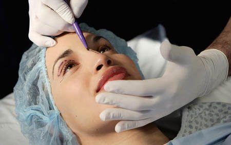 Phẫu thuật 6 lần để giống bồ của chồng