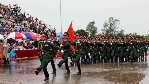 Chiến sĩ quân khu 9 duyệt binh dưới mưa