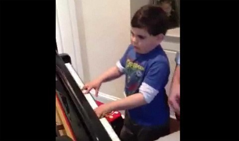 Bé 6 tuổi đánh Piano và hát Rock điêu luyện
