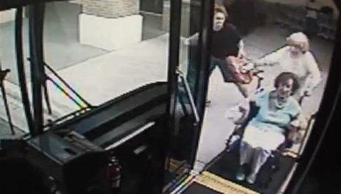 Giật túi trắng trợn ngay cửa xe buýt
