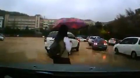 10 clip 'nóng': Nữ sinh bị ô tô đâm ngang người