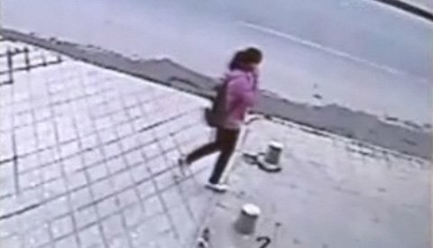 Cô gái bị tụt hố trên đường