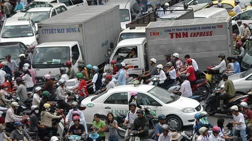 Người đi xe máy, đi bộ mới là thủ phạm gây tắc đường?