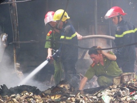 Kho phế liệu bốc cháy, vỏ bom vươn vãi