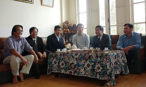 Cựu tù 18 tuổi tự mổ bụng phản đối giặc