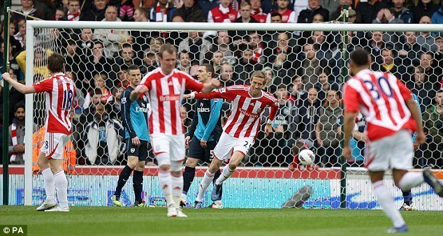 Arsenal chia điểm đáng tiếc trên sân Stoke