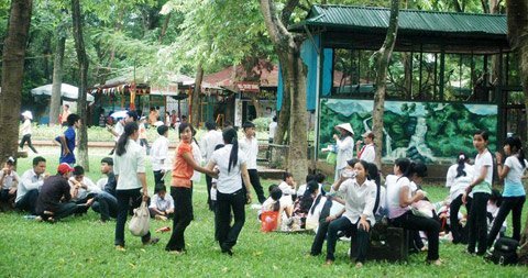 Hà Nội: Phố vắng, công viên quá tải