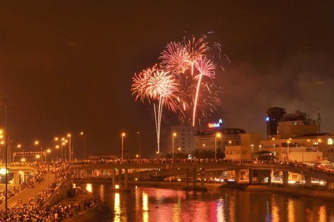 Chen chân xem pháo hoa ngày lễ giải phóng