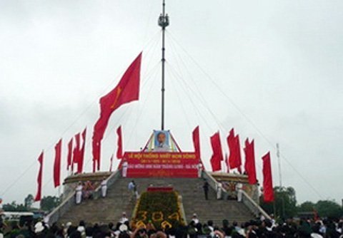 Lễ thượng cờ Thống nhất non sông bên bờ Hiền Lương