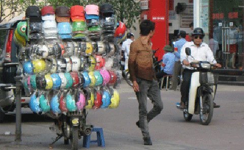 Mũ bảo hiểm rởm vẫn tung hoành trên phố